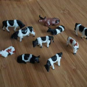 1/100 ölçek inek (oturan)